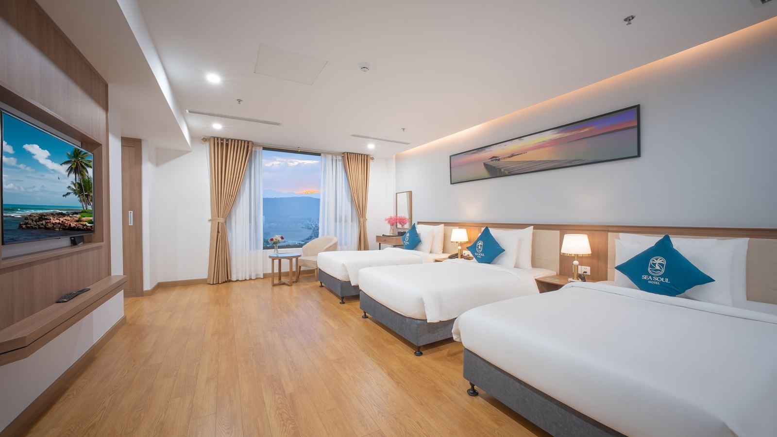 rooms-deluxe-triple-city-view