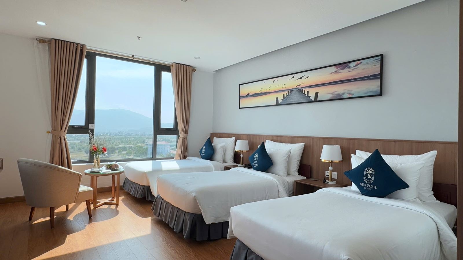 rooms-deluxe-triple-city-view