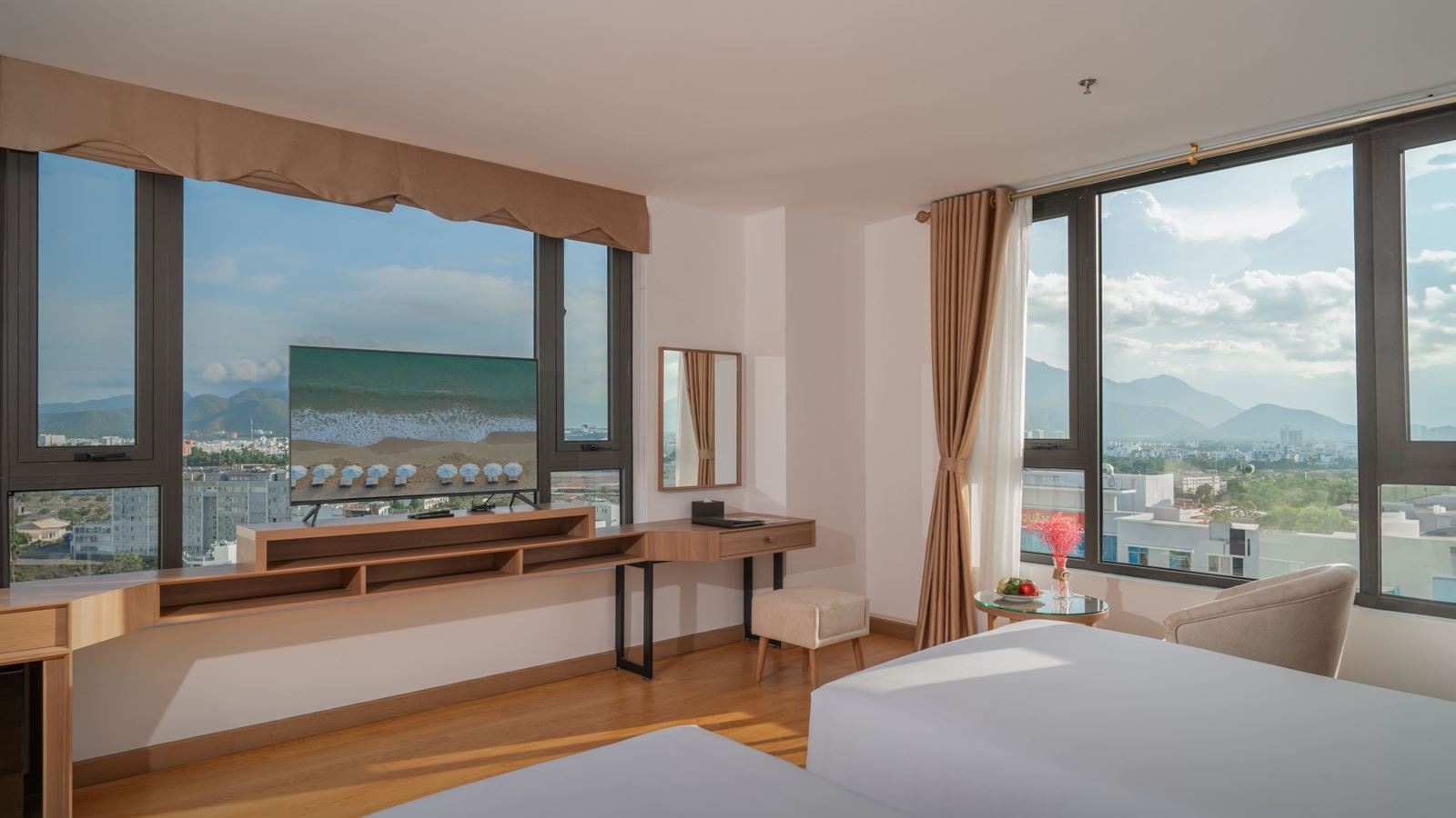 rooms-deluxe-triple-city-view