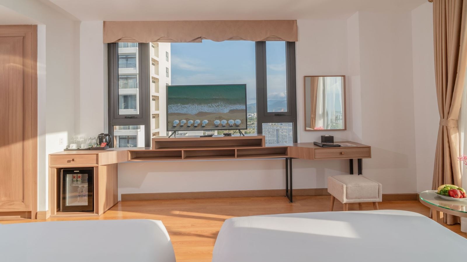 rooms-deluxe-triple-city-view