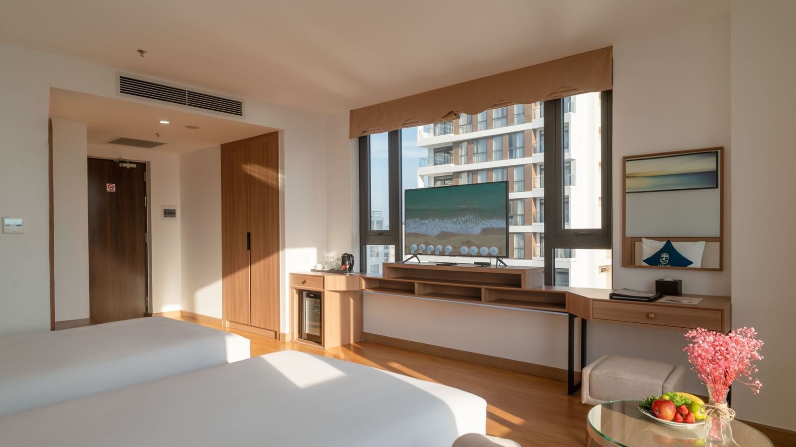 rooms-deluxe-triple-city-view