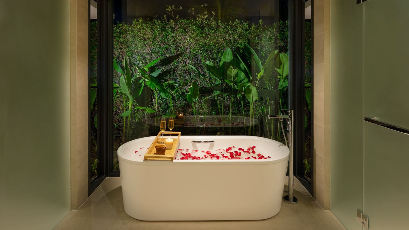 rooms-the-level-1bedroom-lakefront-pool-villa