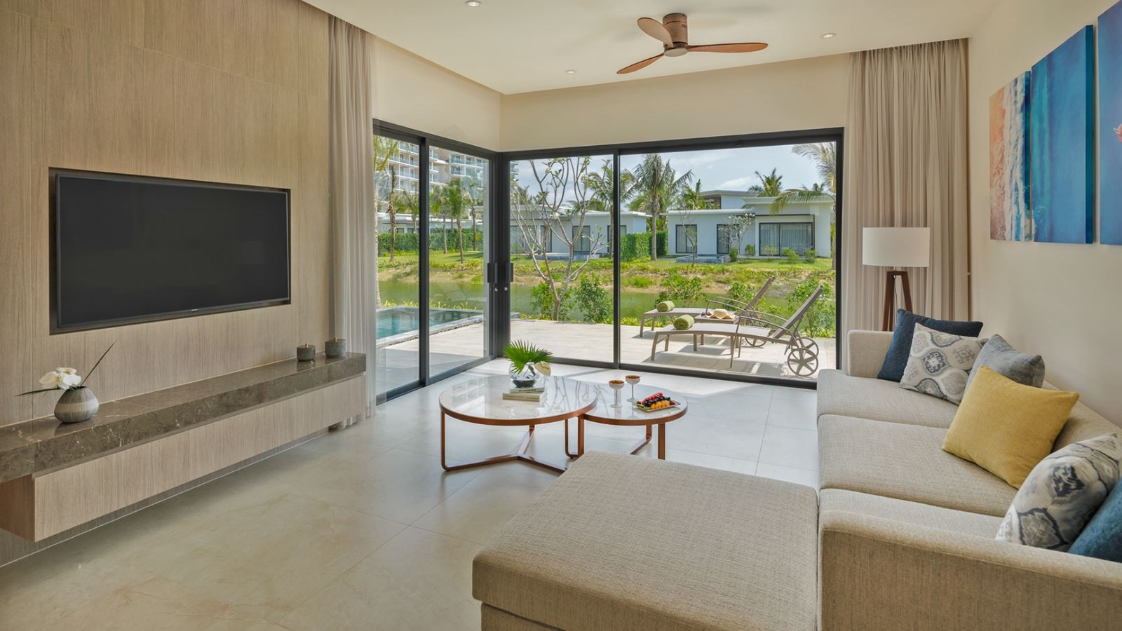 rooms-the-level-1bedroom-lakefront-pool-villa