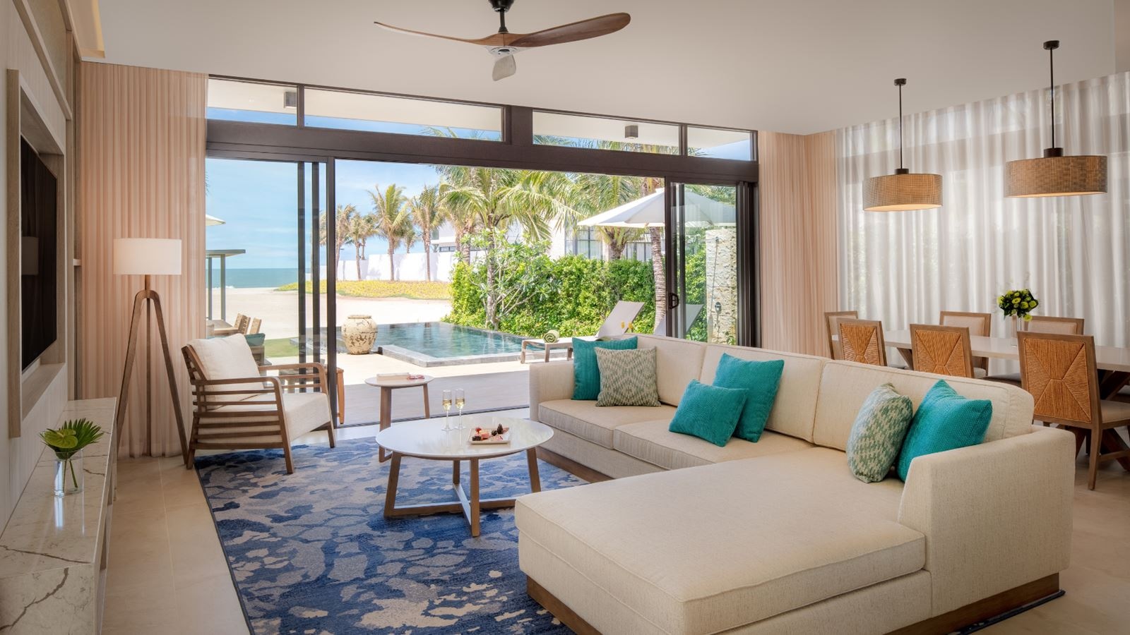 rooms-the-level-1bedroom-oceanfront-pool-villa