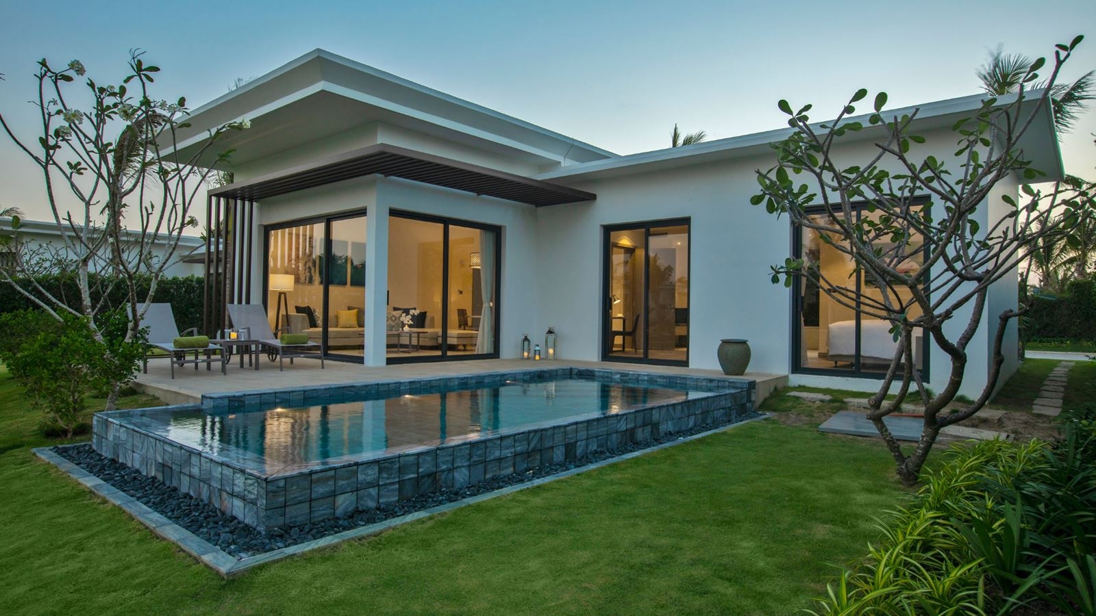 rooms-the-level-2bedroom-lakefront-pool-villa