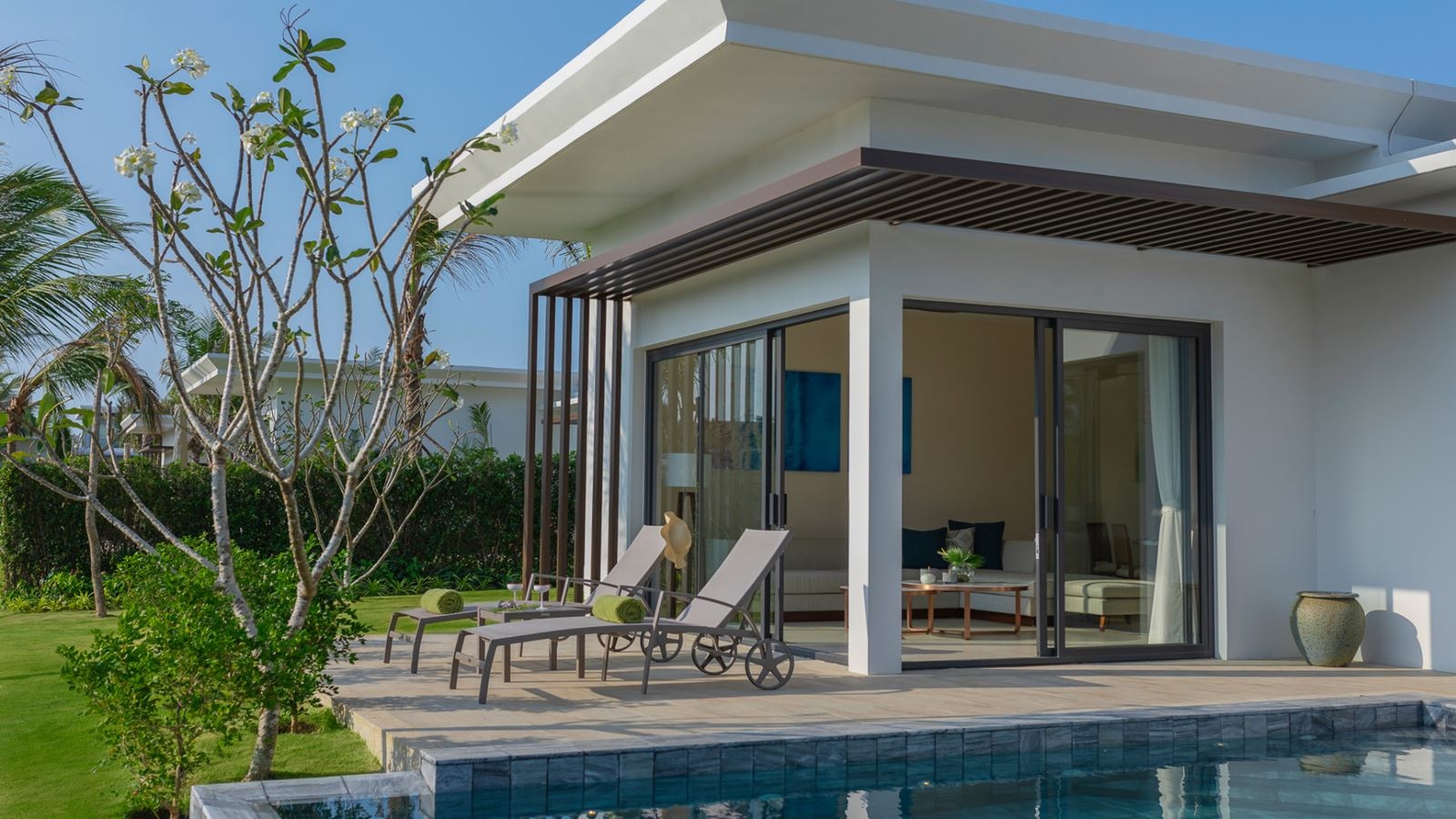 rooms-the-level-2bedroom-lakefront-pool-villa