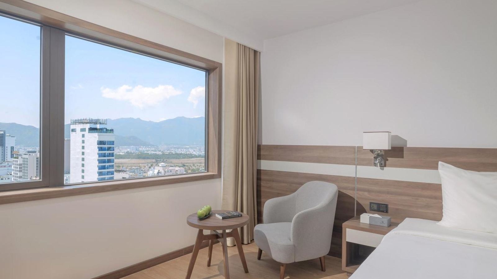 rooms-deluxe-city-view-with-balcony-child-without-extra-bed