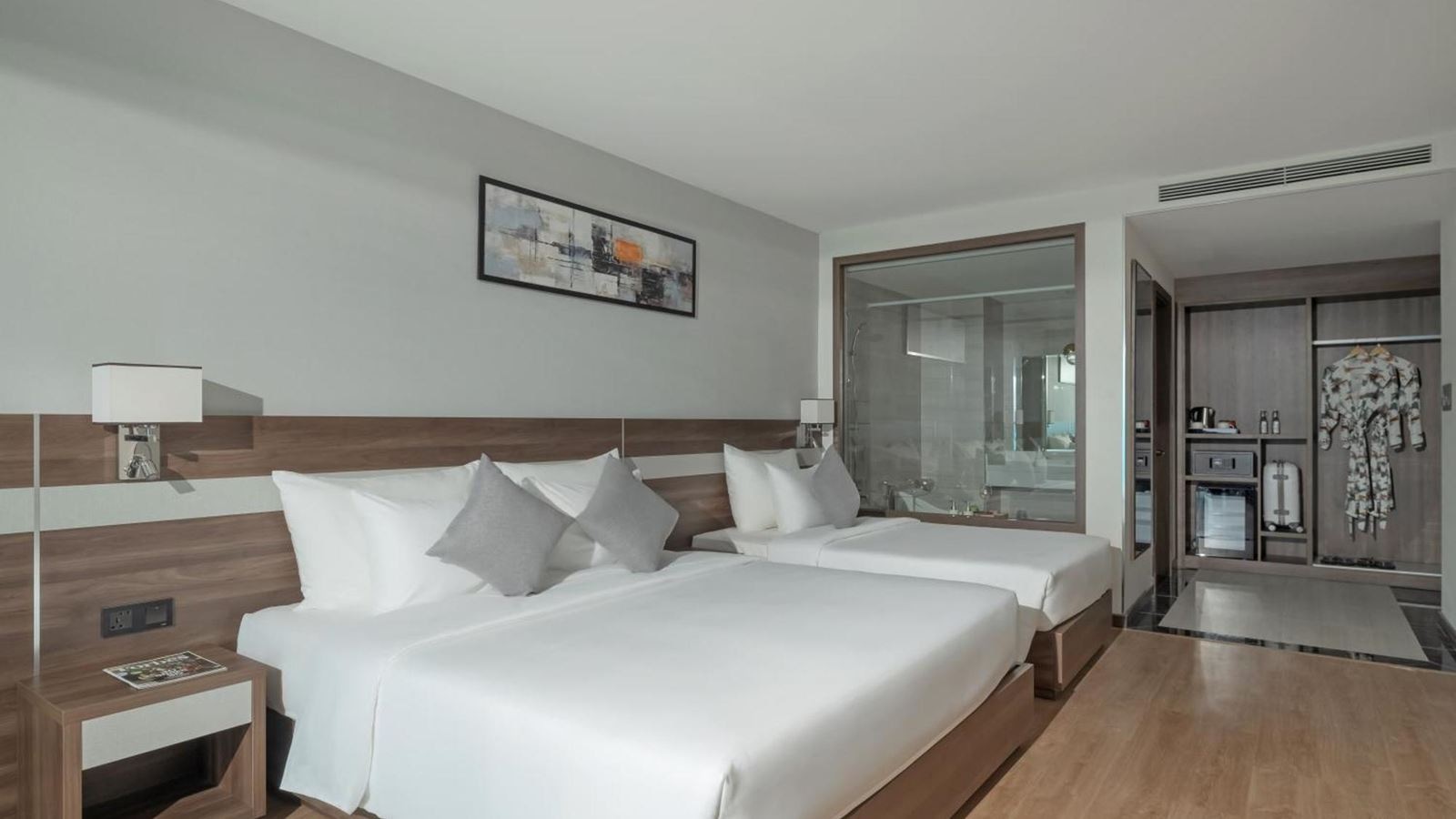 rooms-deluxe-city-view-with-balcony