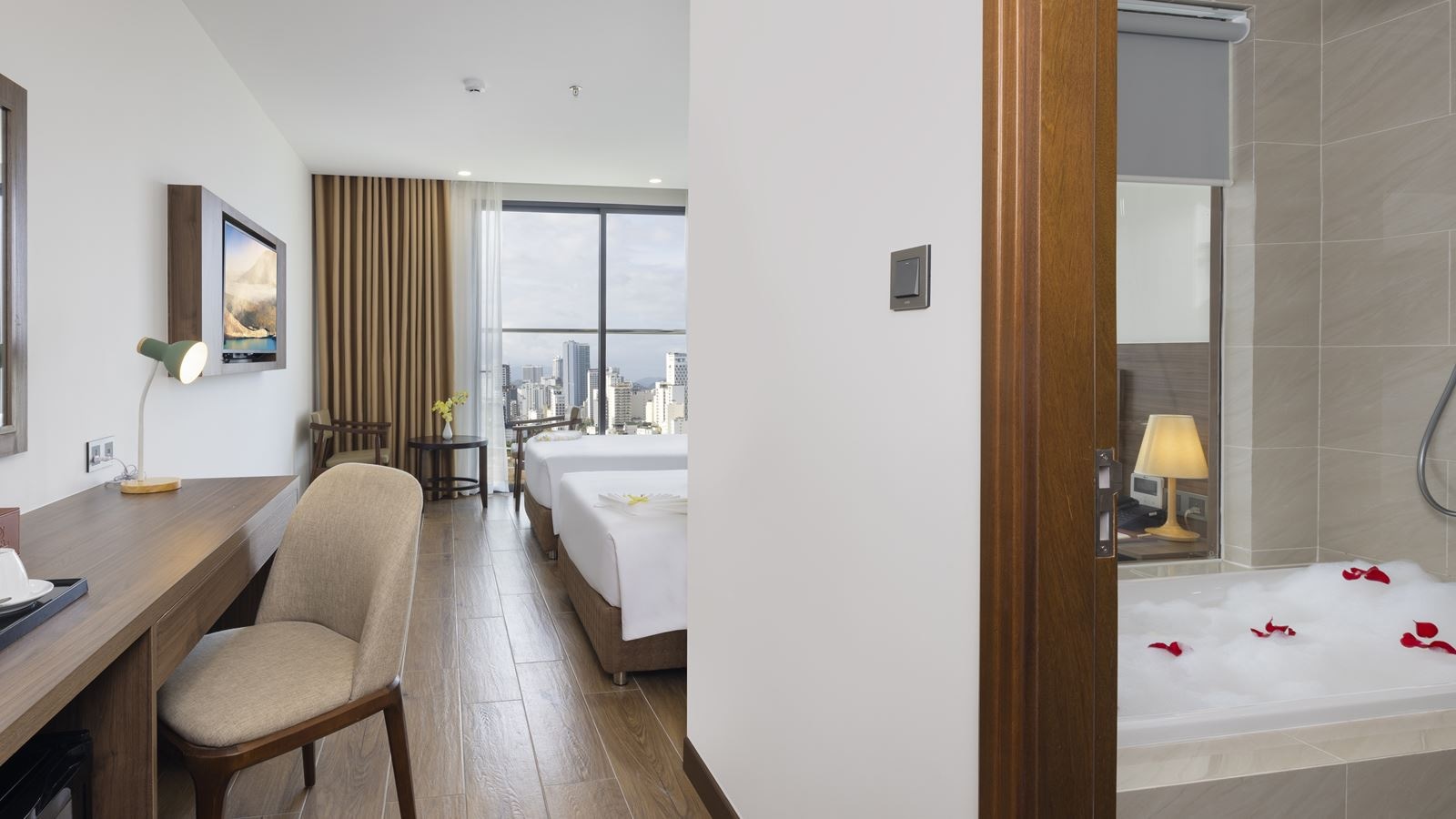 rooms-senior-deluxe-with-balcony-child-without-extra-bed