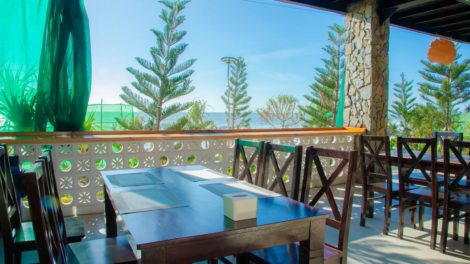 restaurants-rock-beach