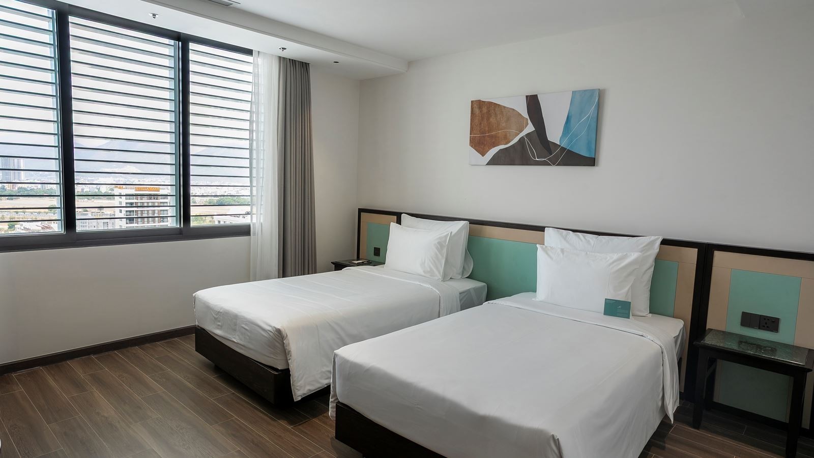 rooms-deluxe-room-city-view