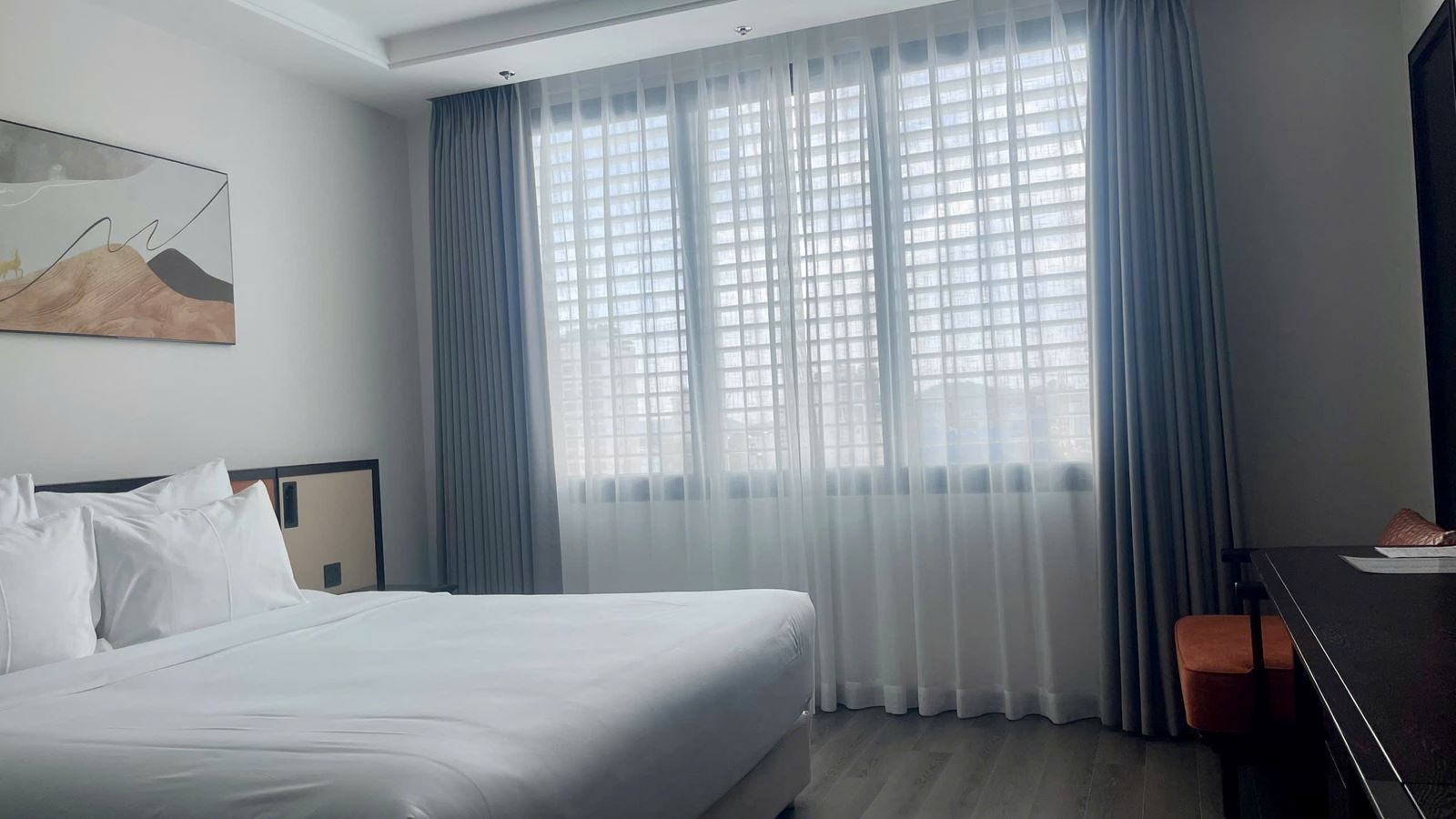 rooms-deluxe-room-city-view