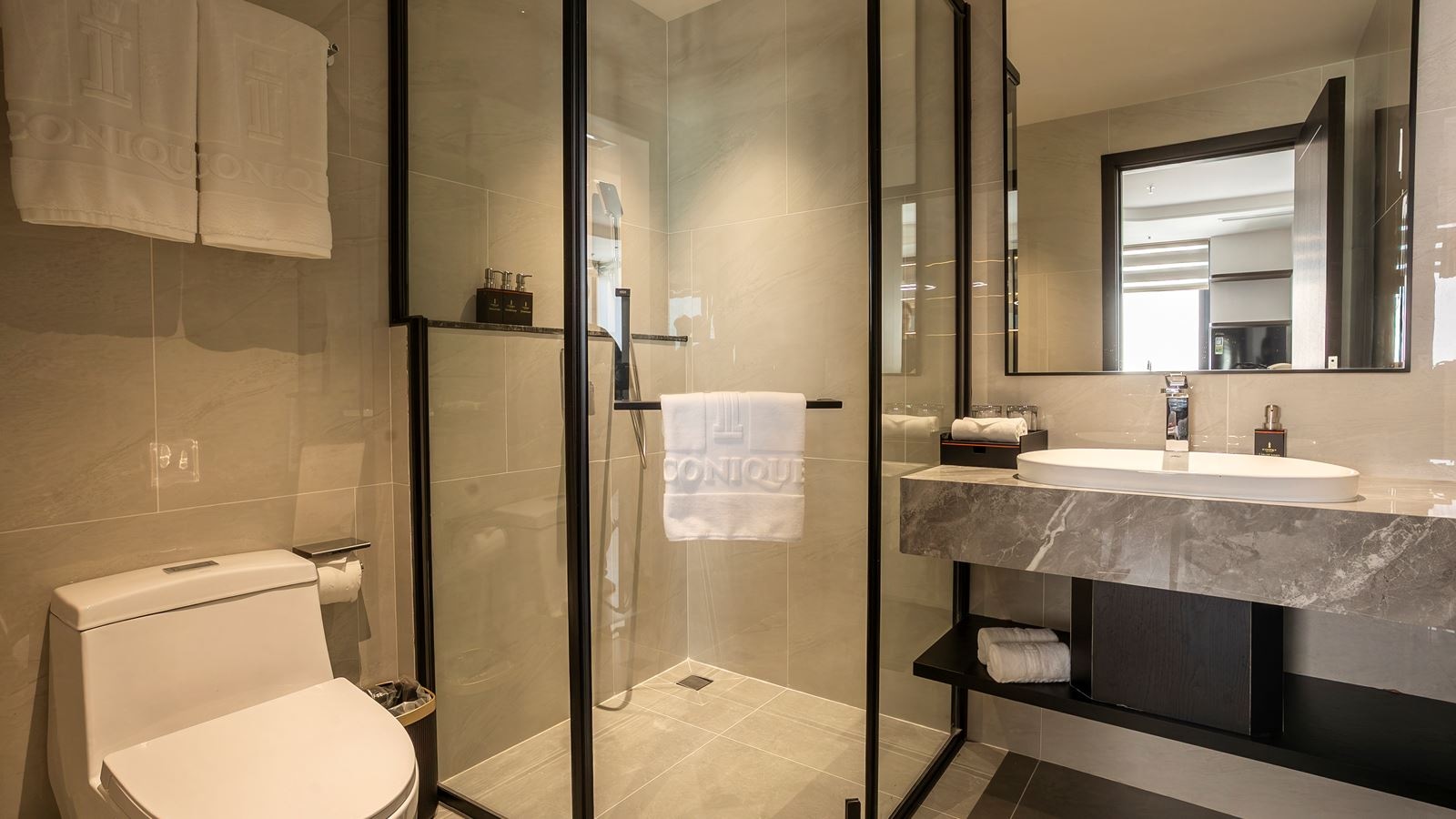 rooms-deluxe-room-city-view