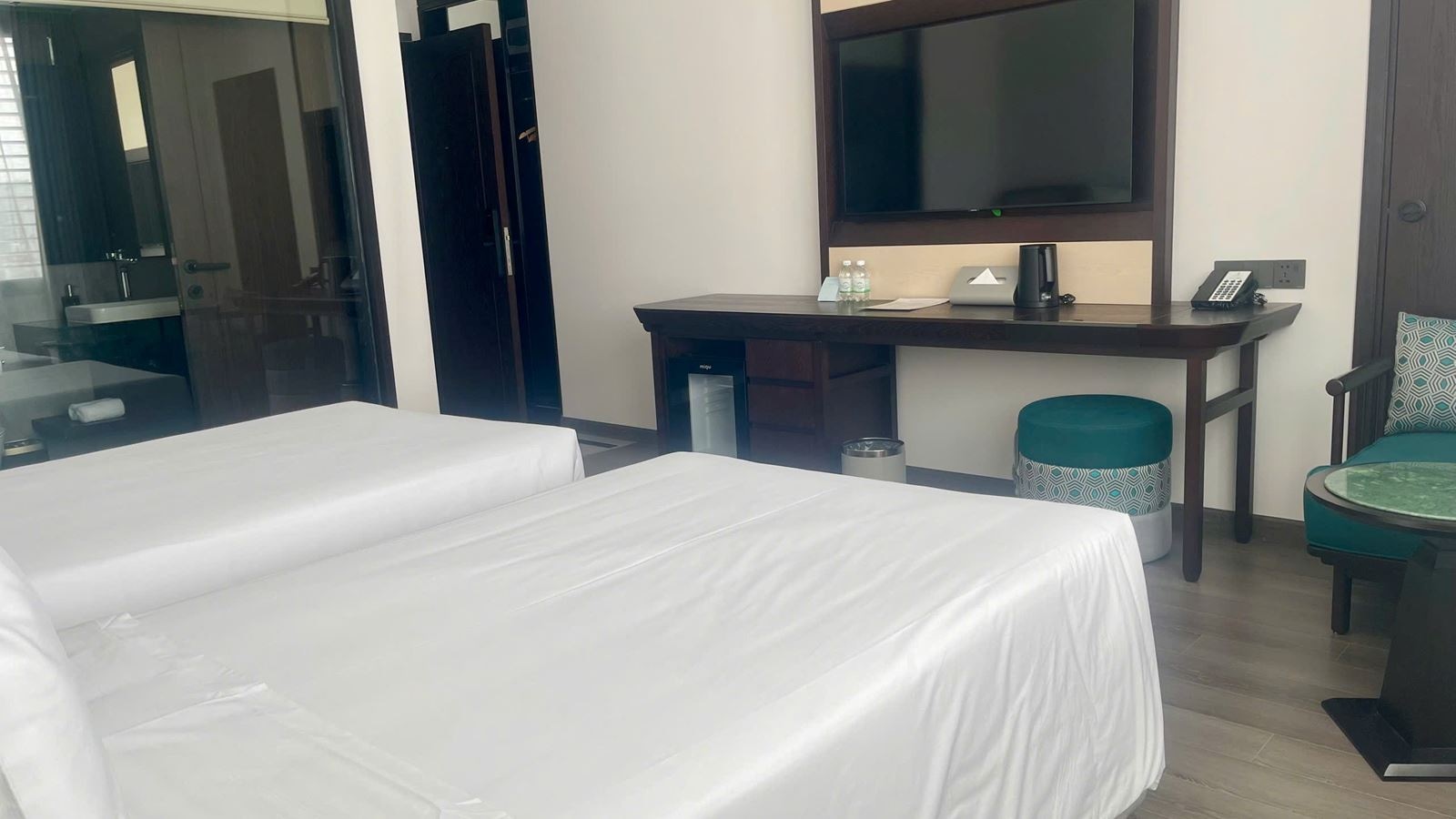 rooms-deluxe-room-city-view