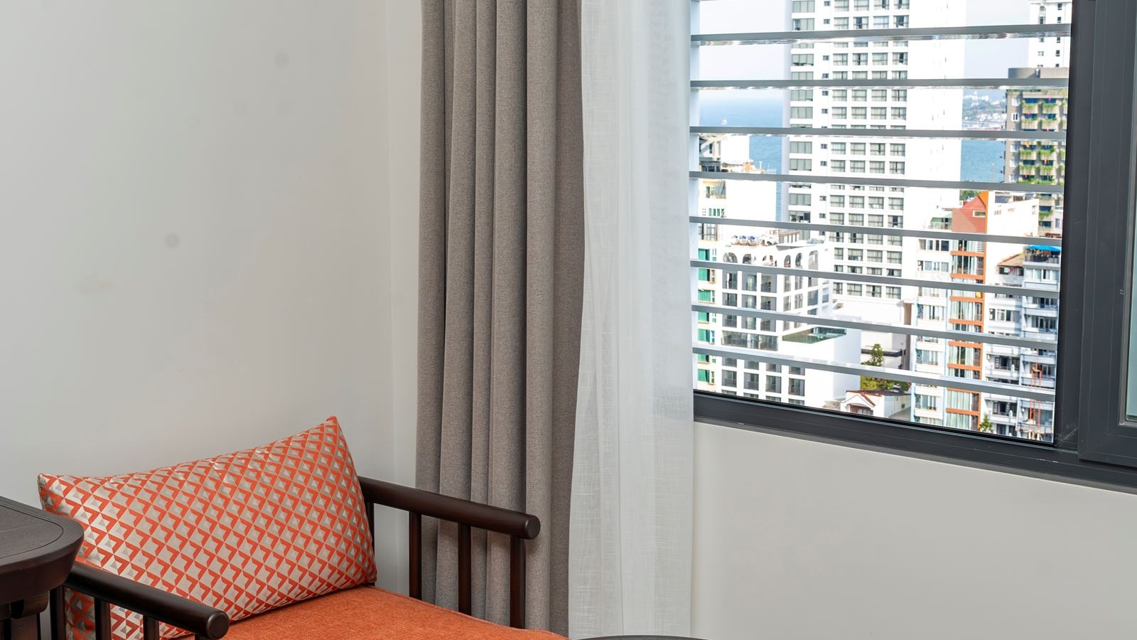 rooms-deluxe-room-city-view