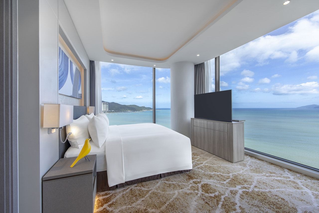 rooms-suite-ocean-view-with-balcony