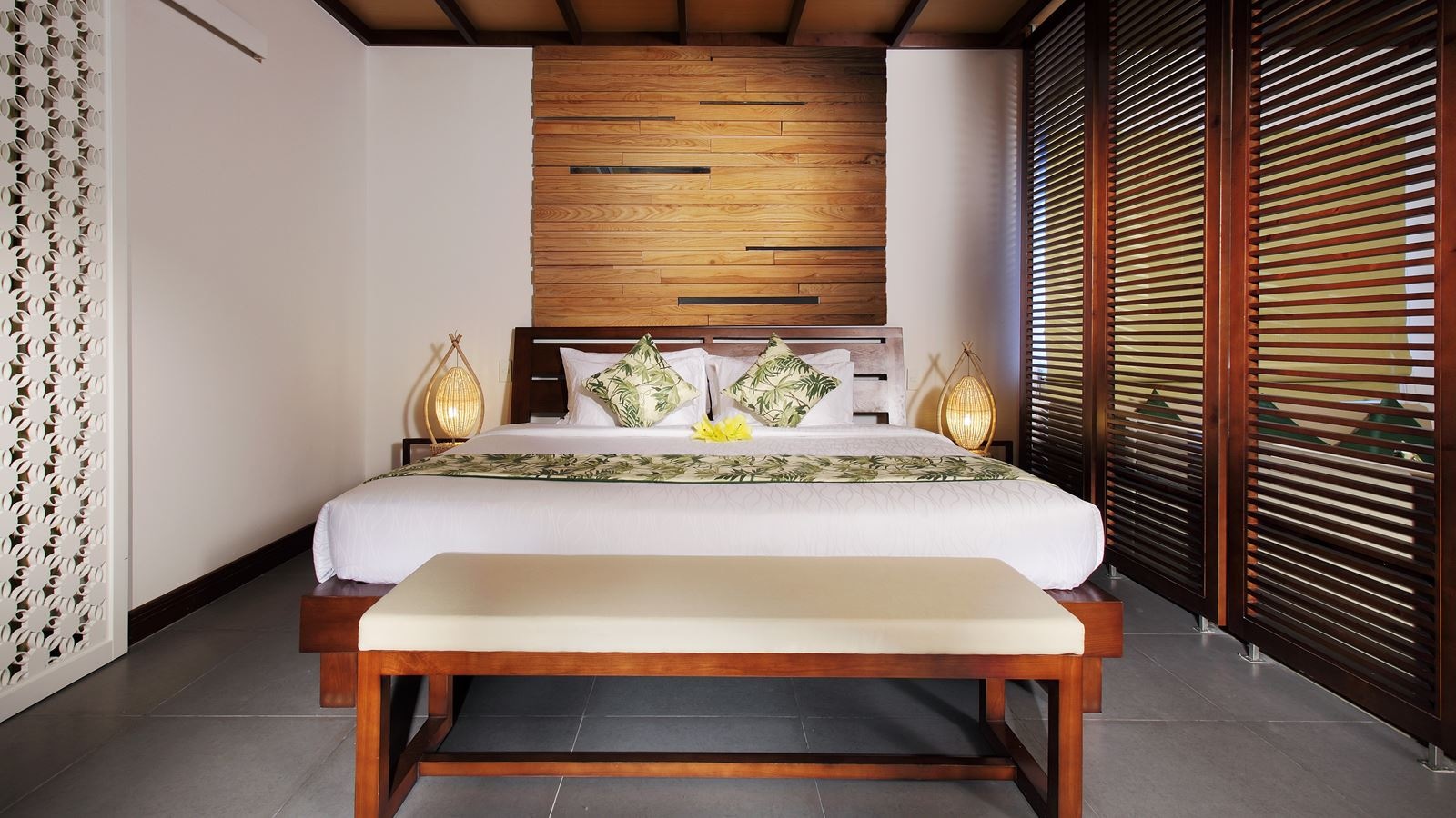 rooms-verde-condo-lounge-without-view