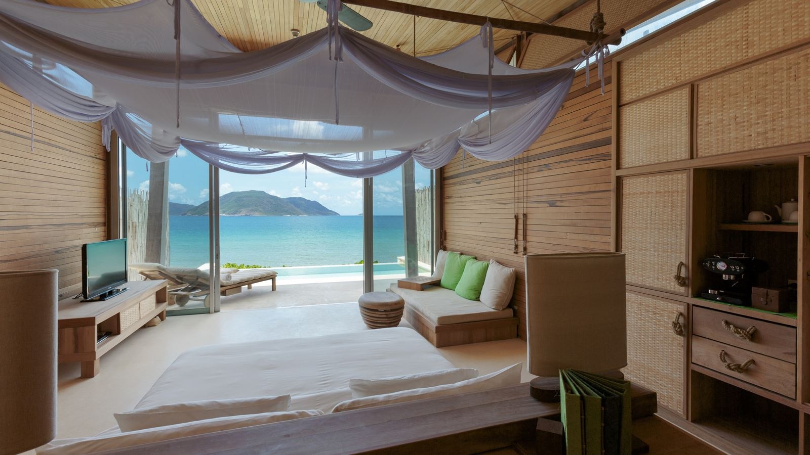 rooms-ocean-front-deluxe