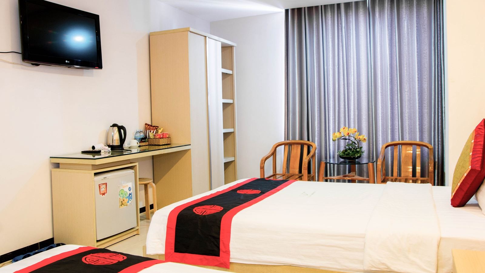 rooms-deluxe-with-window