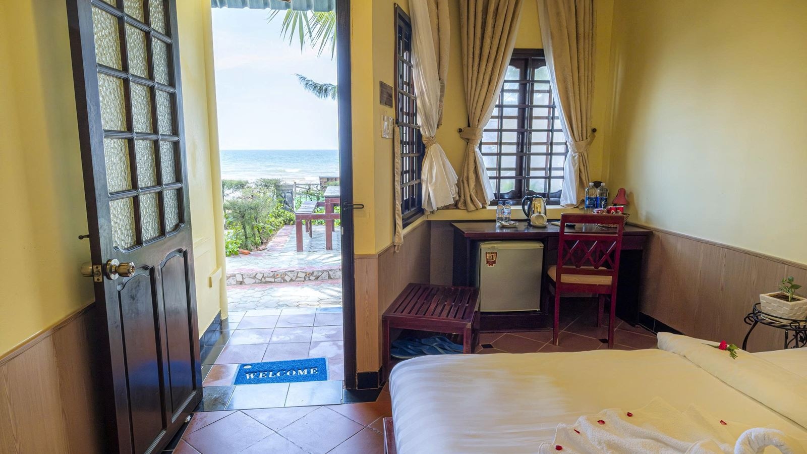 rooms-bungalow-beach-front-with-terrace