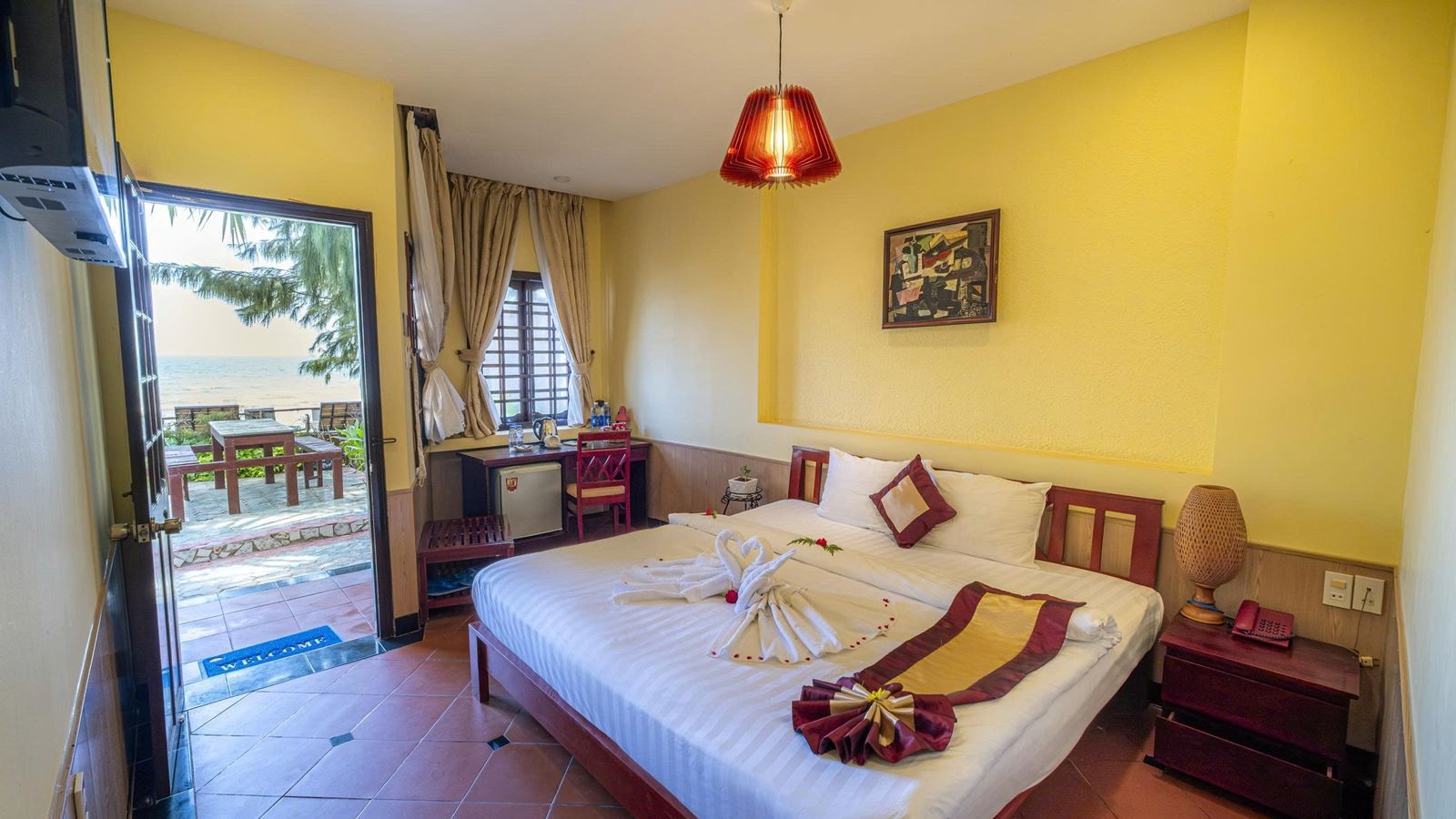 rooms-bungalow-beach-front-with-terrace