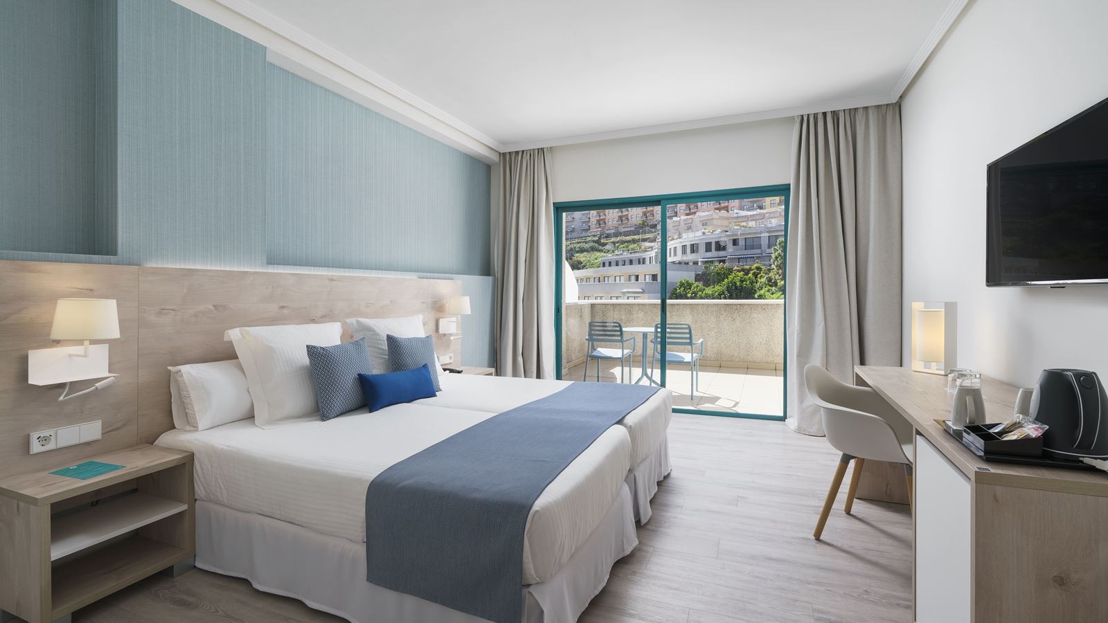 rooms-double-room-pool-view