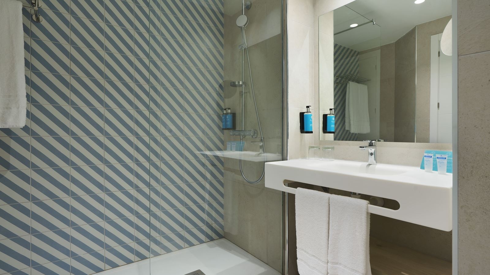 rooms-double-room-pool-view