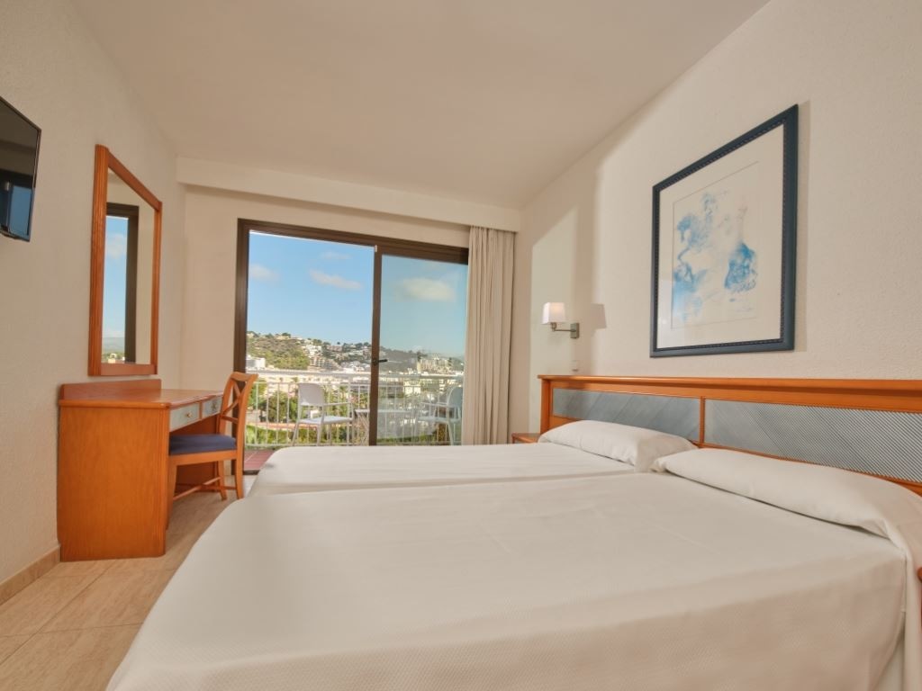 rooms-twin-pool-view