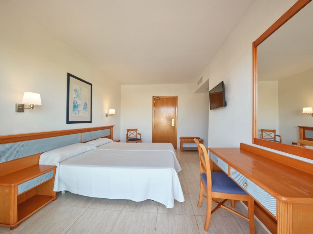 rooms-twin-pool-view