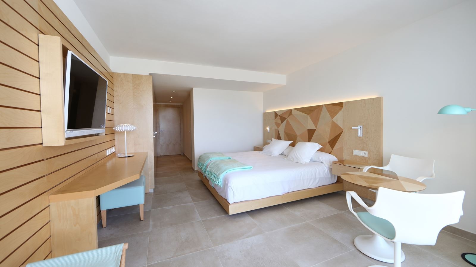 rooms-family-pool-vew