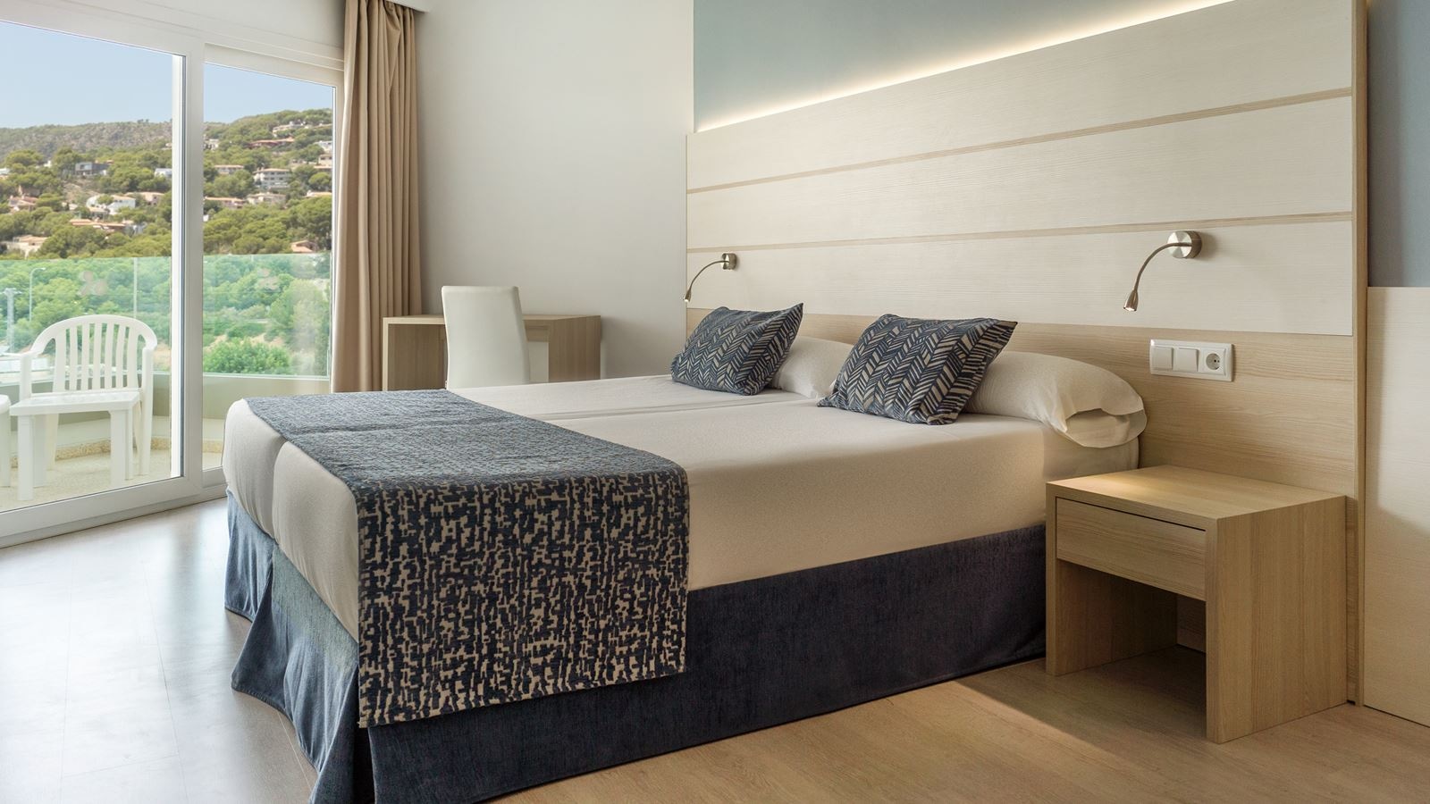 rooms-dobletwin-with-balcony