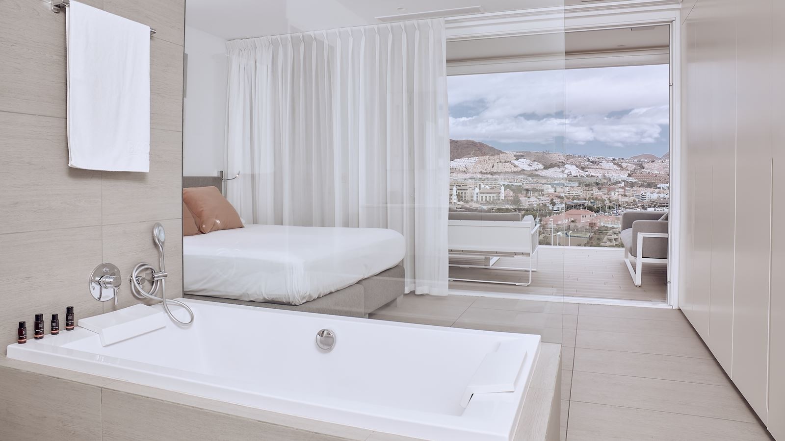 rooms-2-bedroom-suite-extra-large-room-with-jacuzzi-sea-view-and-terrace-serenity-allegra