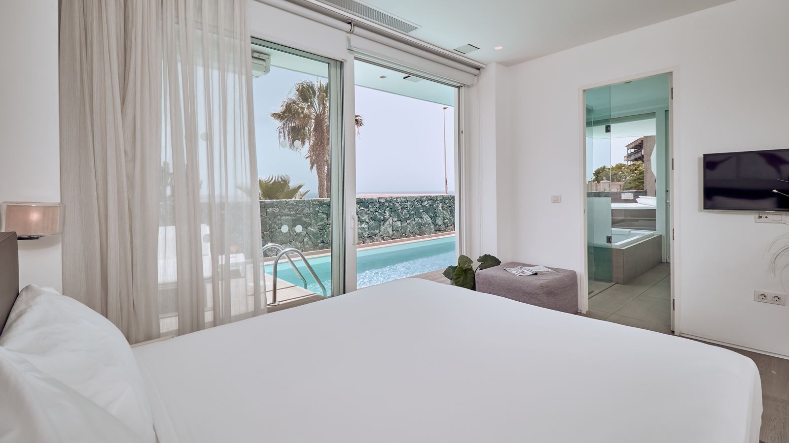 rooms-1-bedroom-suite-extra-large-room-with-private-pool-lateral-sea-view-terrace-divinity-mar