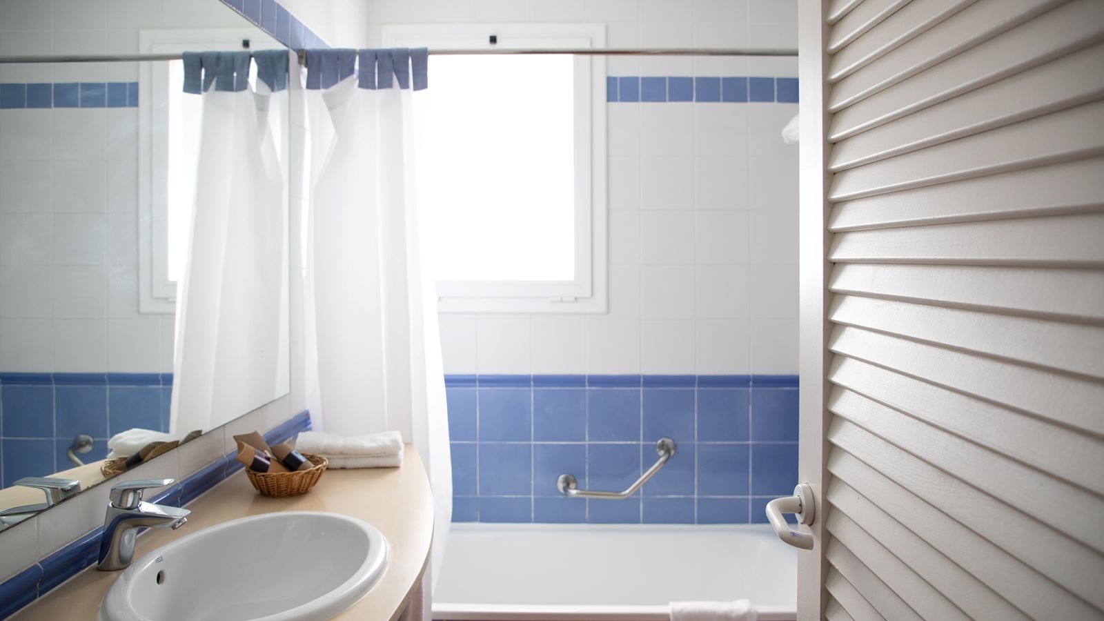 rooms-standard-room-balcony-or-terrace