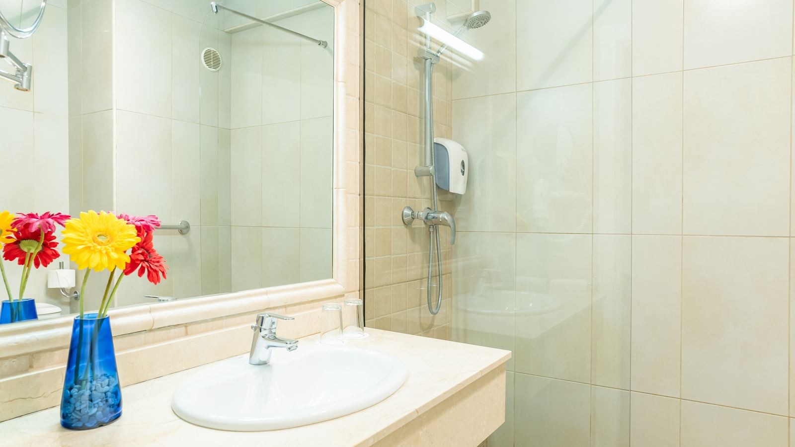 rooms-1-bedroom-superior-apartment-with-side-sea-view-and-balcony