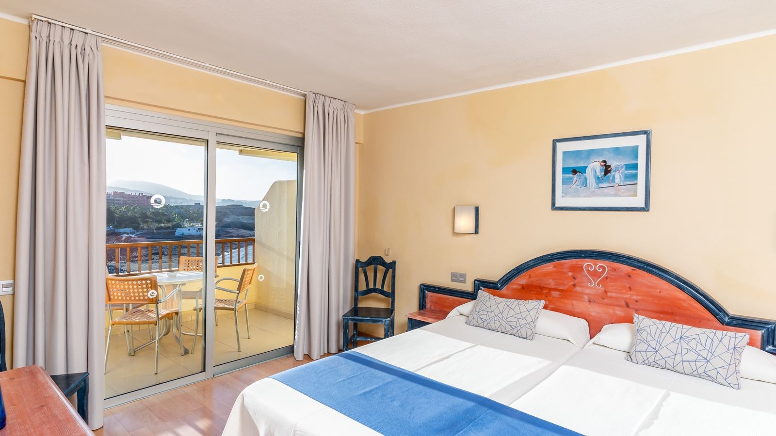 rooms-1-bedroom-superior-apartment-with-side-sea-view-and-balcony