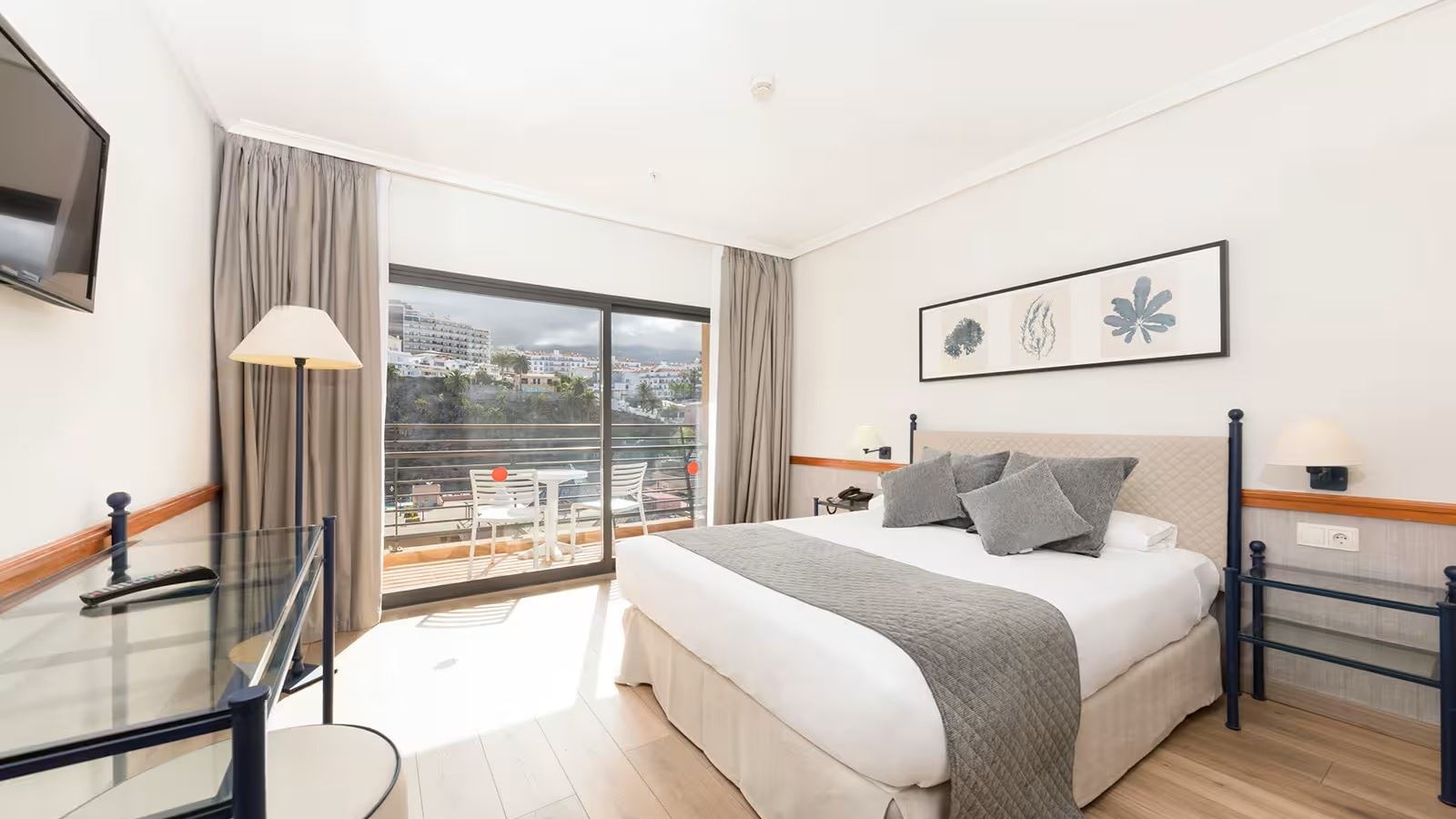 rooms-double-room--balcony-or-terrace