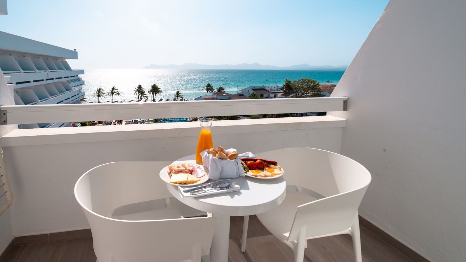 rooms-double-frontal-seaview-balcony