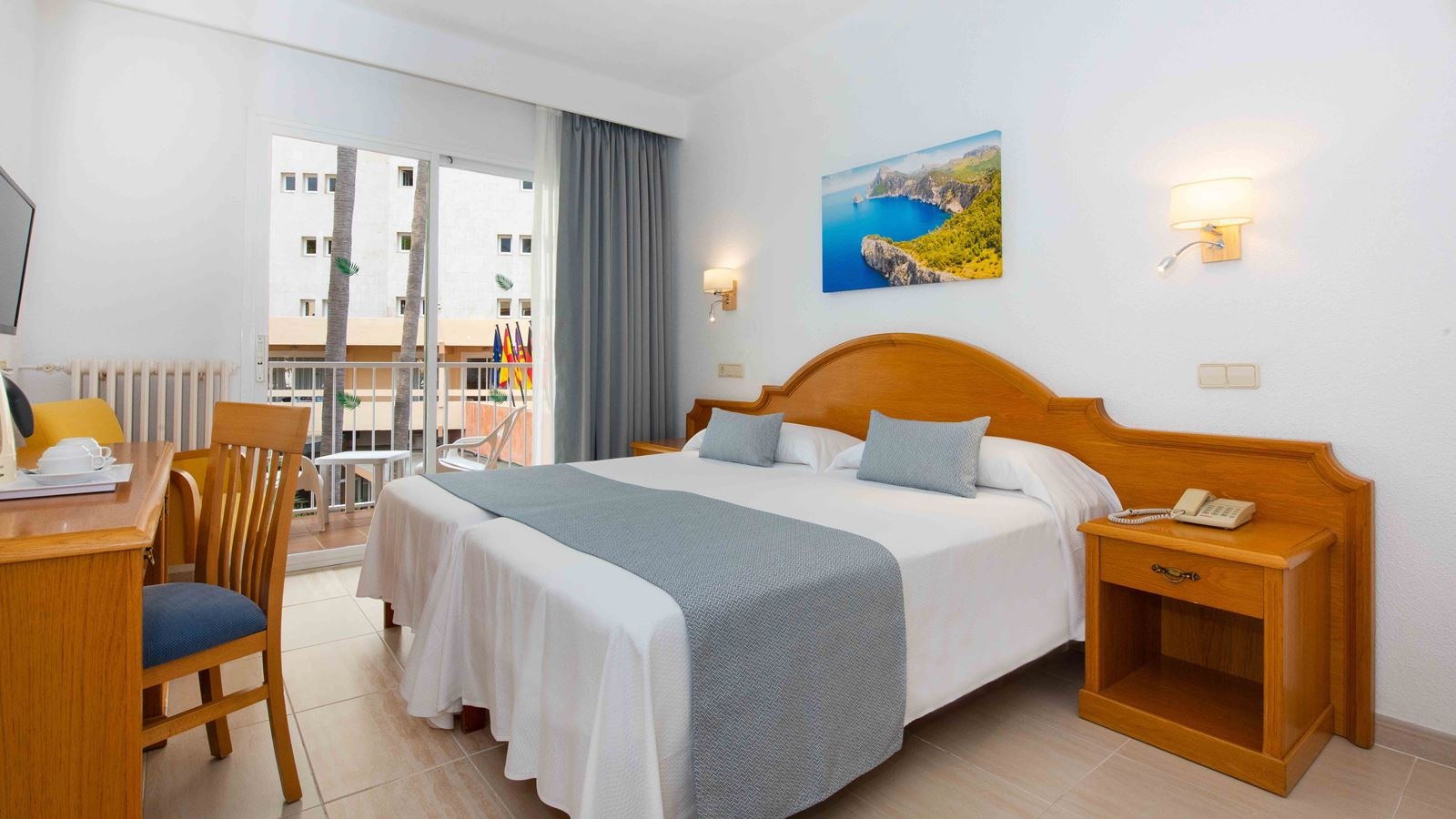 rooms-db--twin-with-balcony-or-terrace