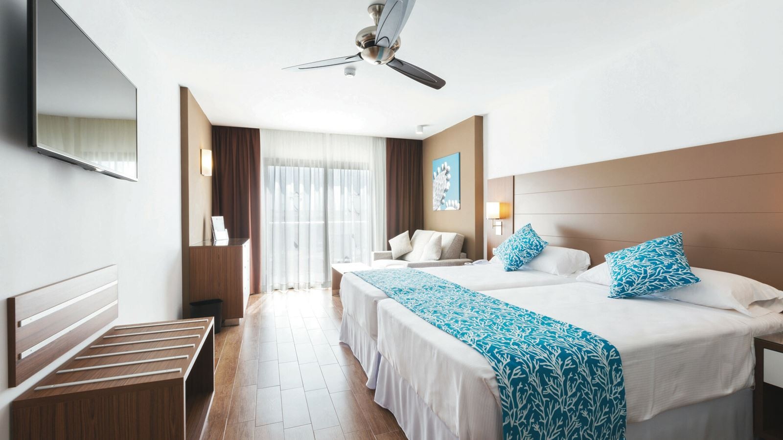 rooms-big-double-room-with-sofa-bed-balcony-or-terrace