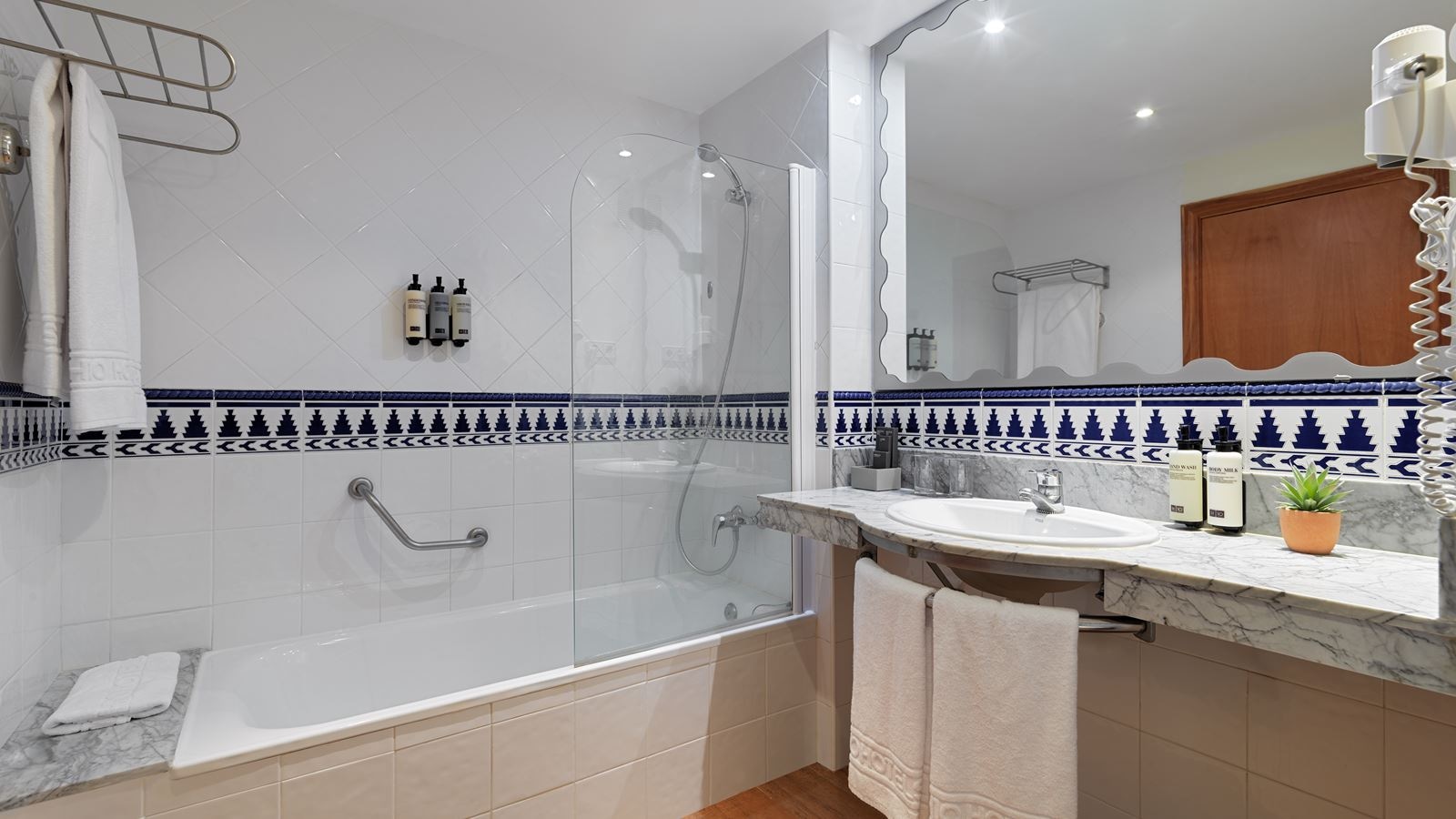 rooms-double-standard-pool-view