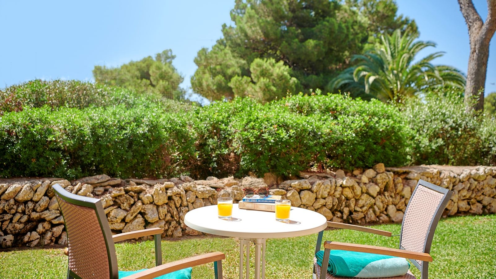 rooms-family-room-with-balcony