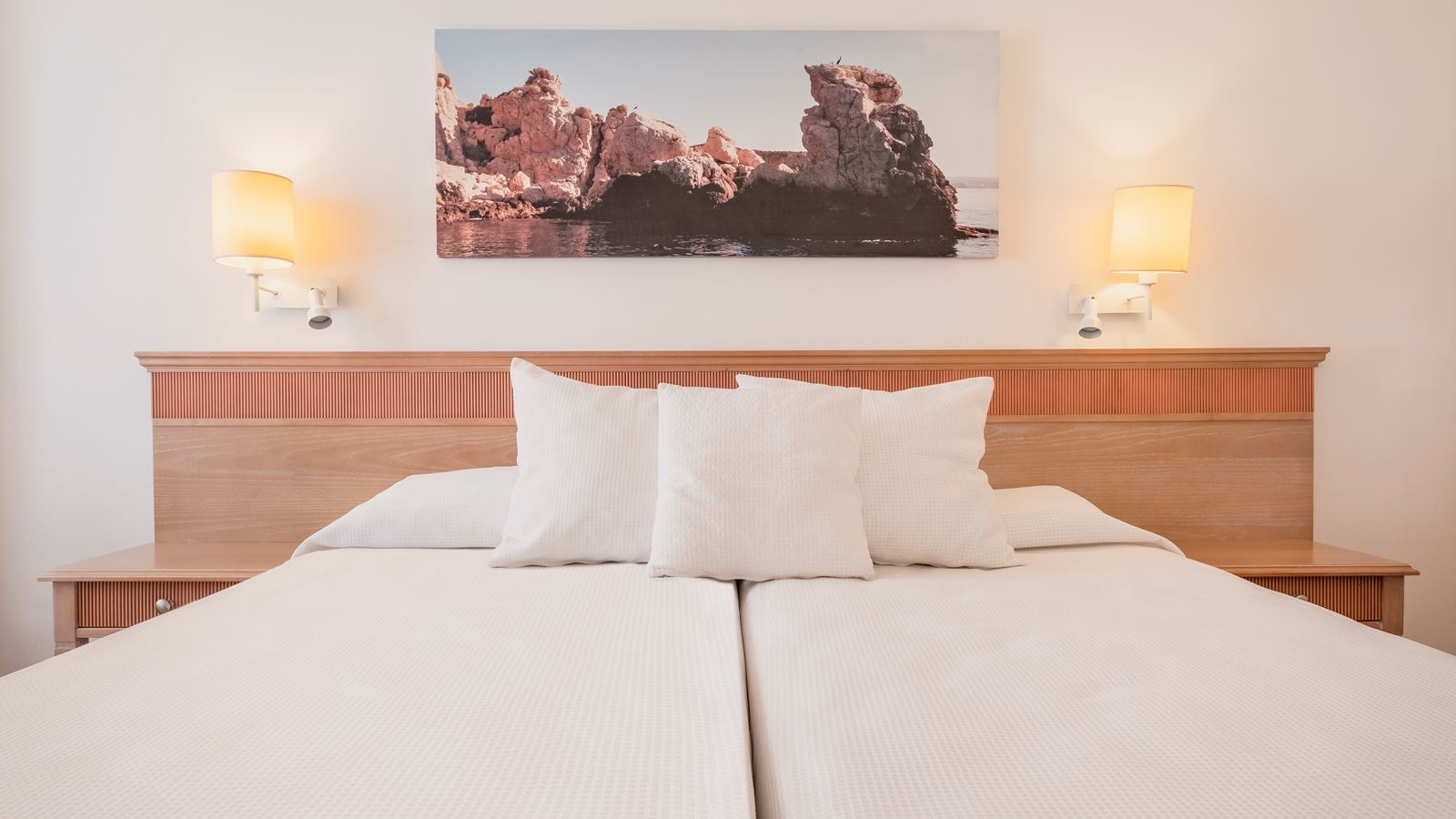 rooms-family-room-with-balcony