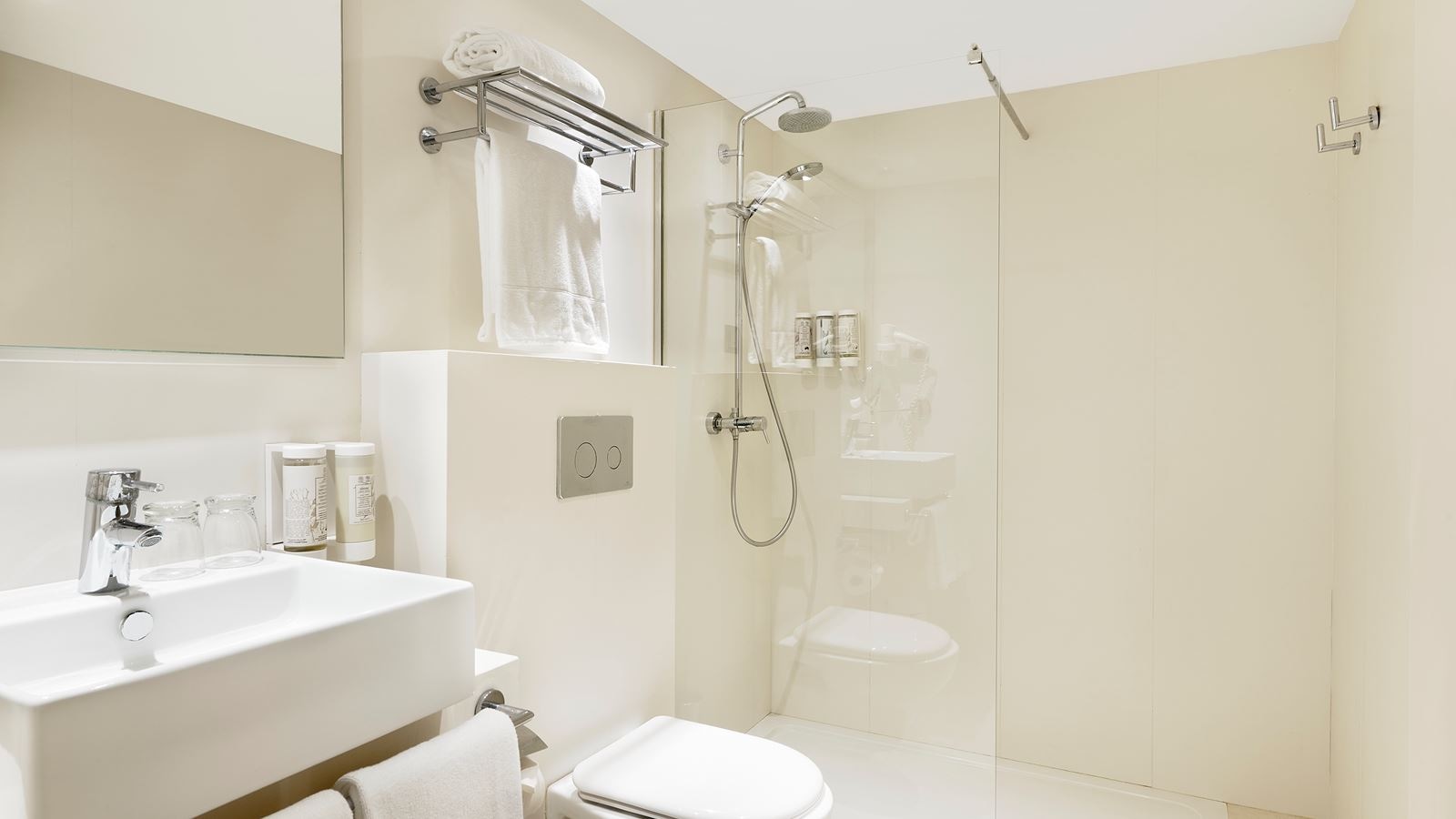 rooms-family-room-with-balcony