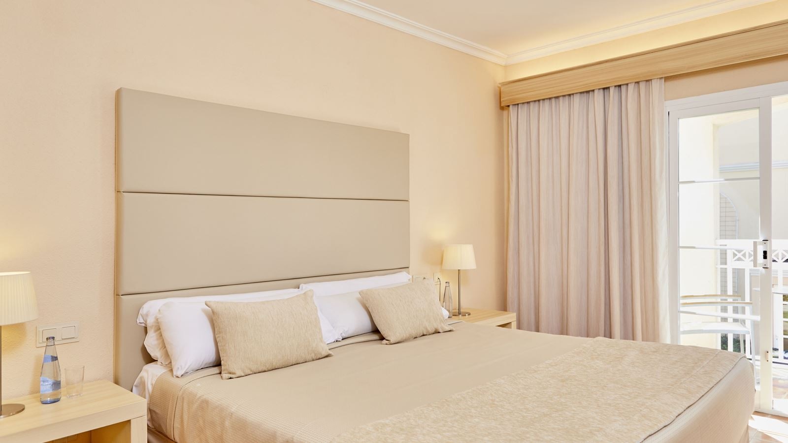 rooms-1-bedroom-suite-balcony-or-terrace