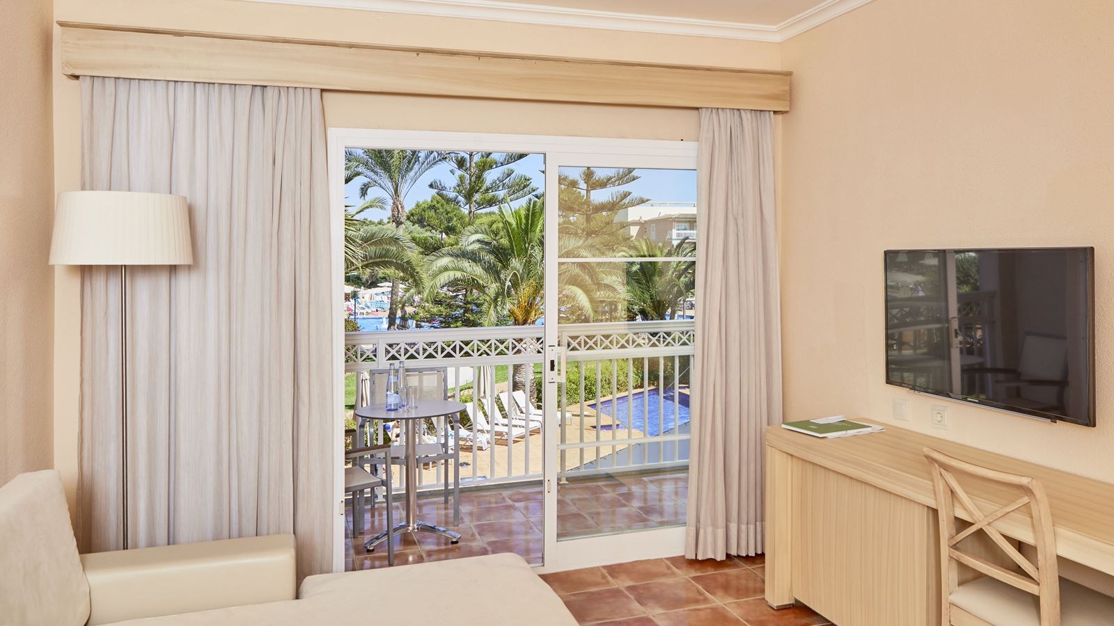 rooms-1-bedroom-suite-poolview-balcony-or-terrace