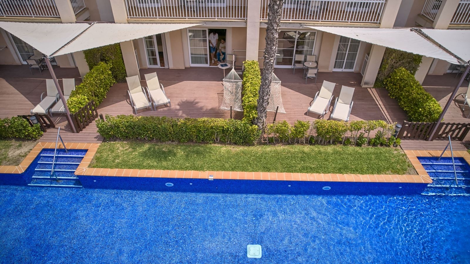 rooms-1-bedroom-suite-swimuppoolterrace