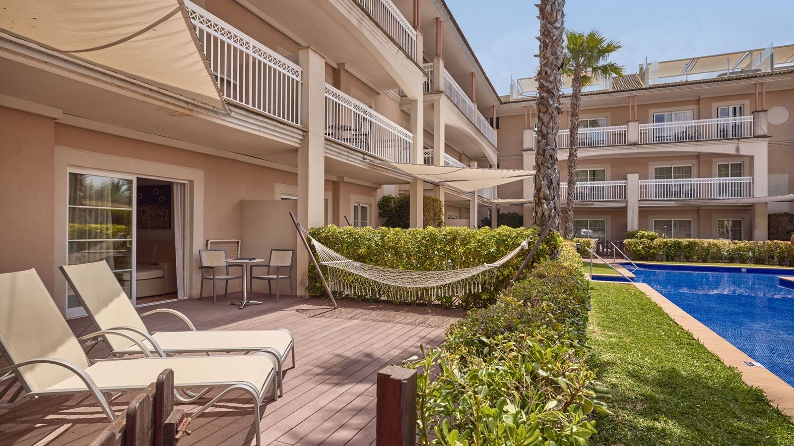 rooms-1-bedroom-suite-swimuppoolterrace