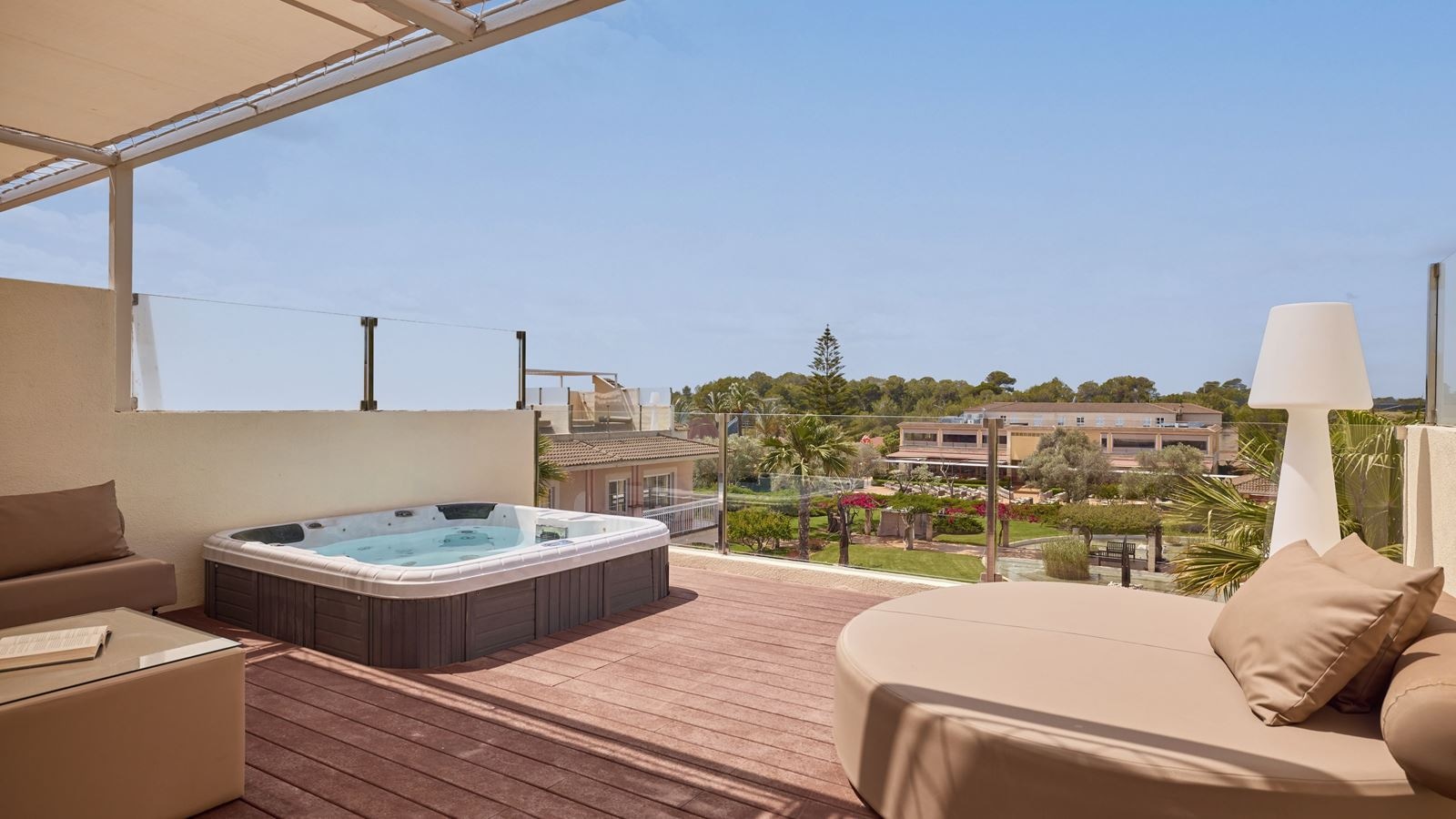 rooms-1-bedroom-penthouse-suite-poolview-terrace