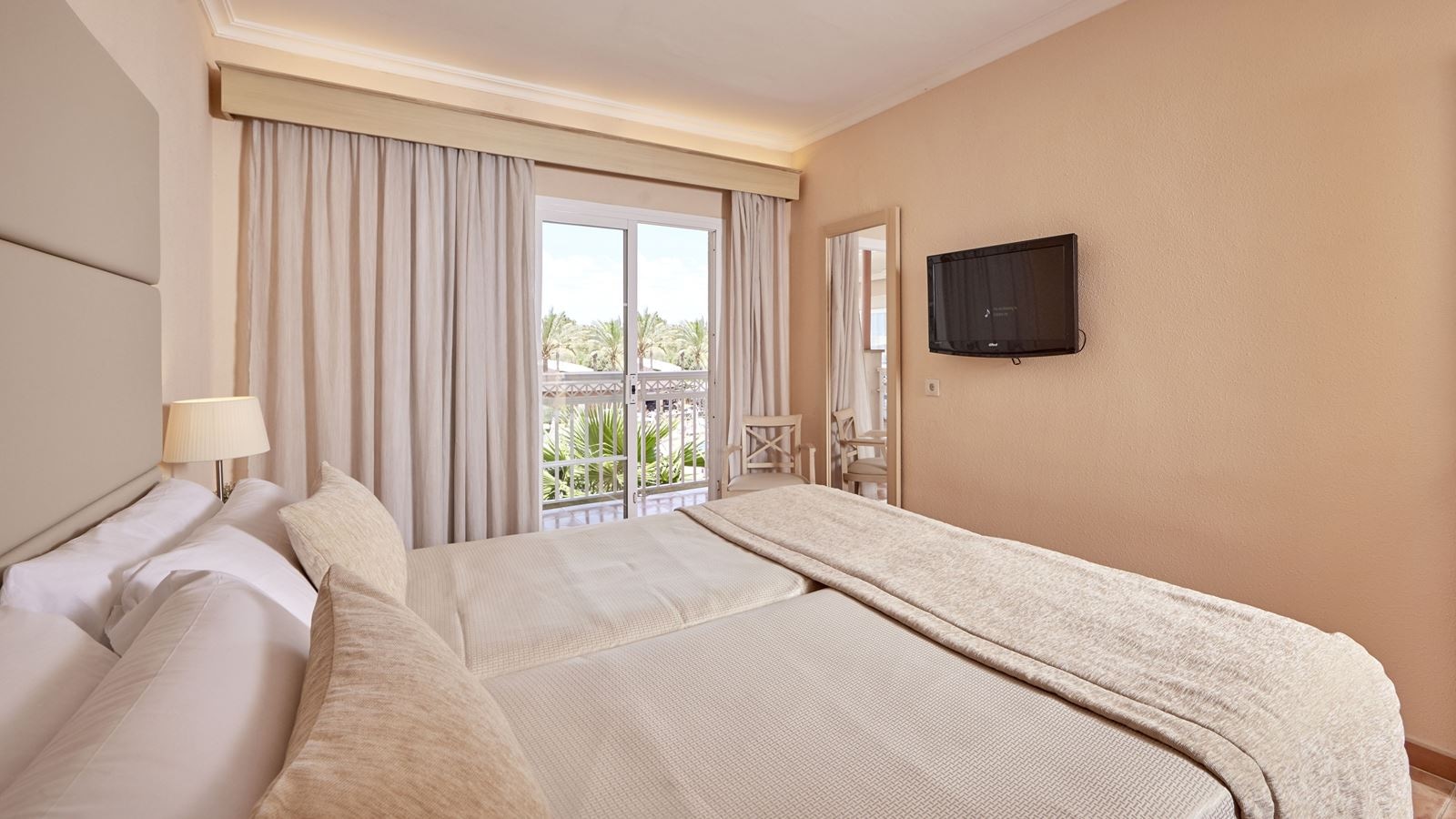 rooms-1-bedroom-penthouse-suite-poolview-terrace